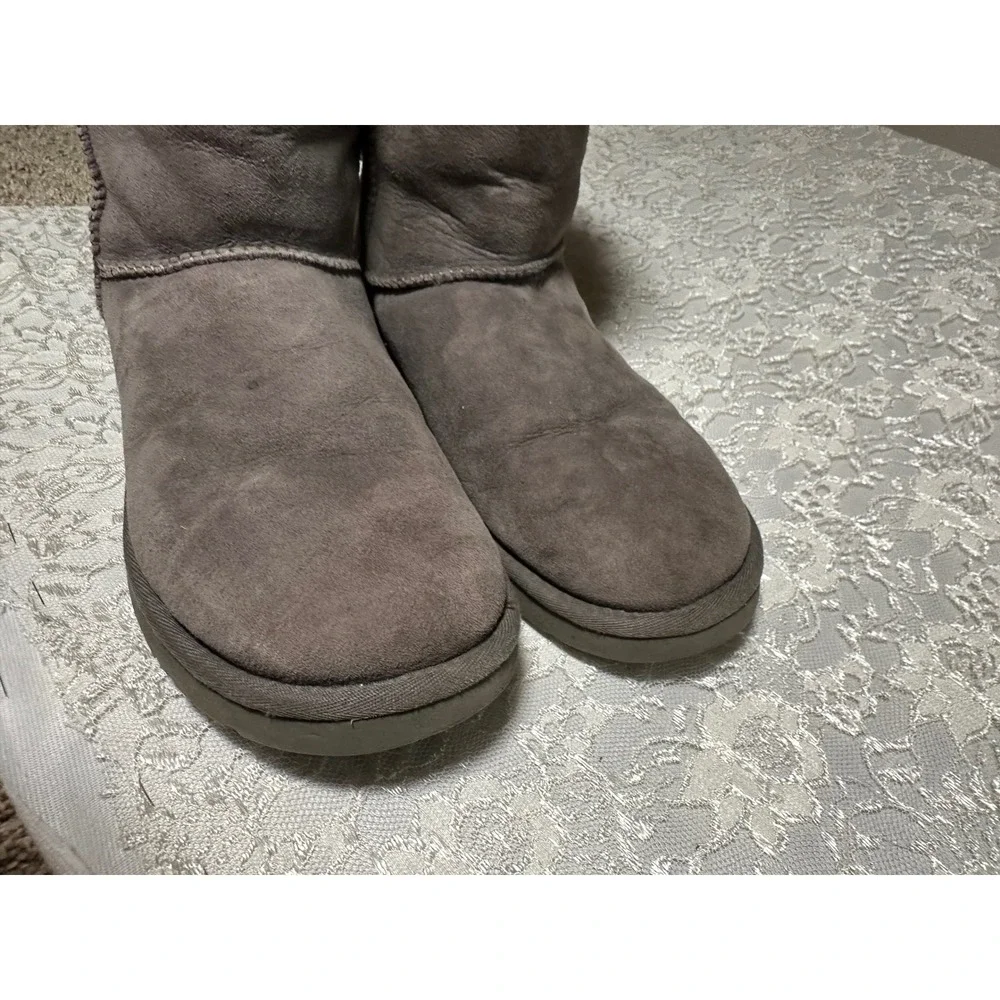 UGG each pair